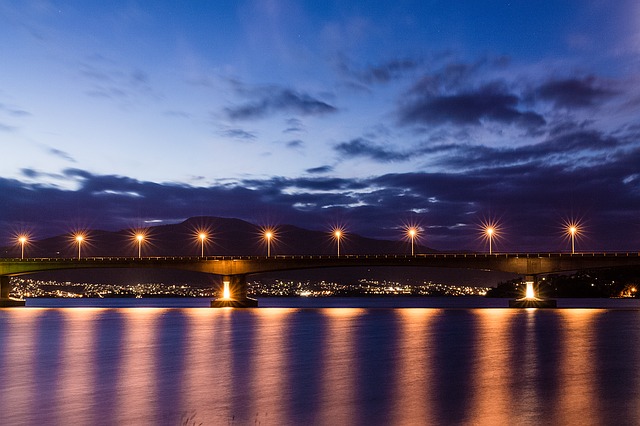 lampy na mostě