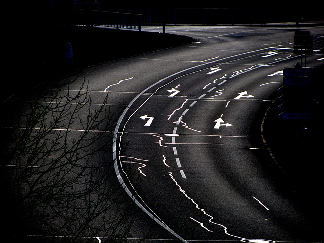 silnice, která má zakreslené směrovky, ve tmě kdy nebudou fungovat směrová světla, bude nejspíš problém