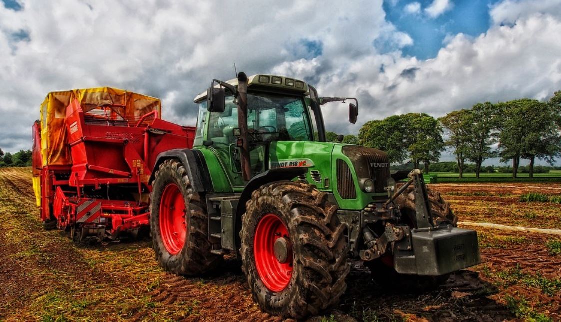 zelený traktor